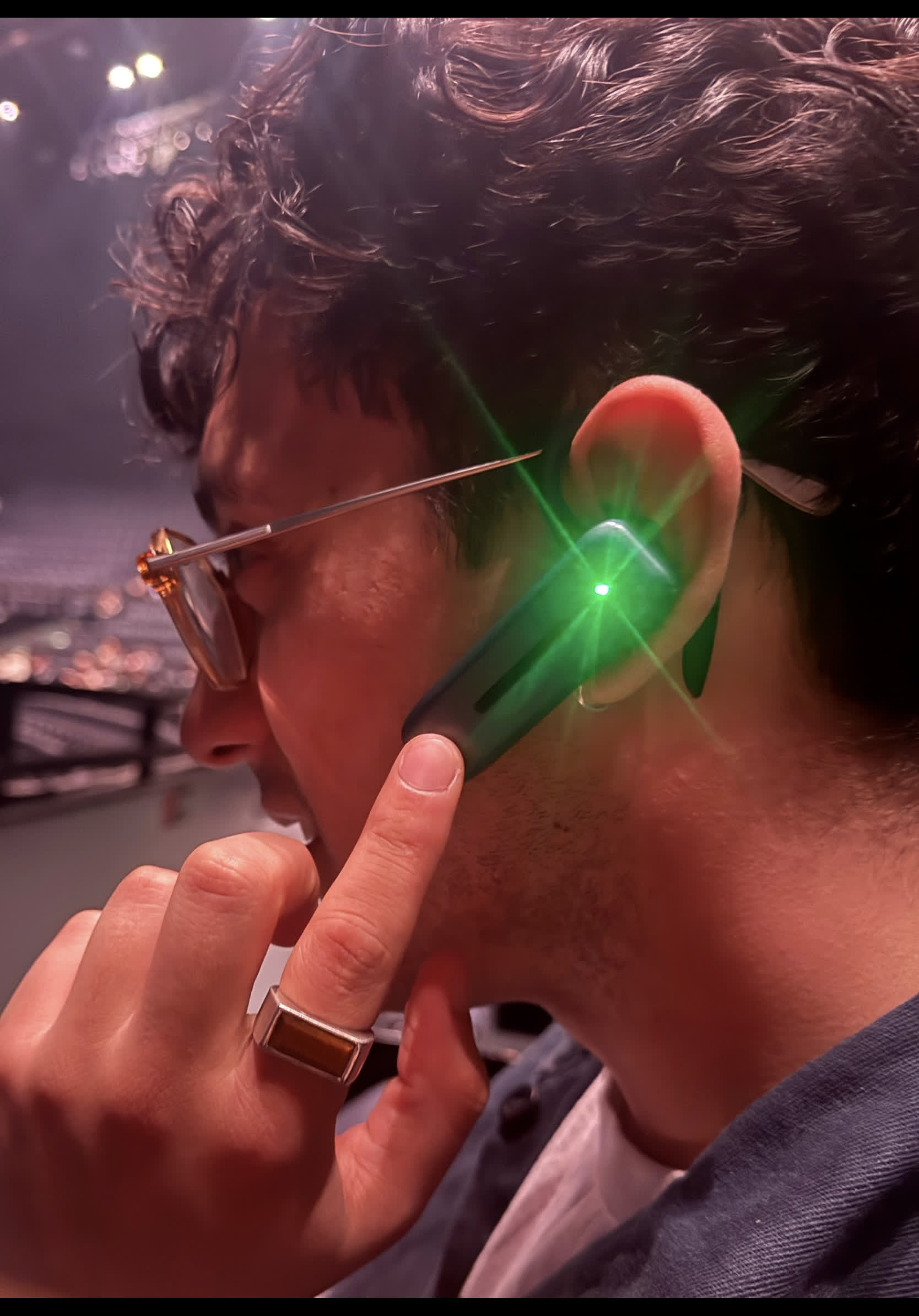 Iconic translation earpiece